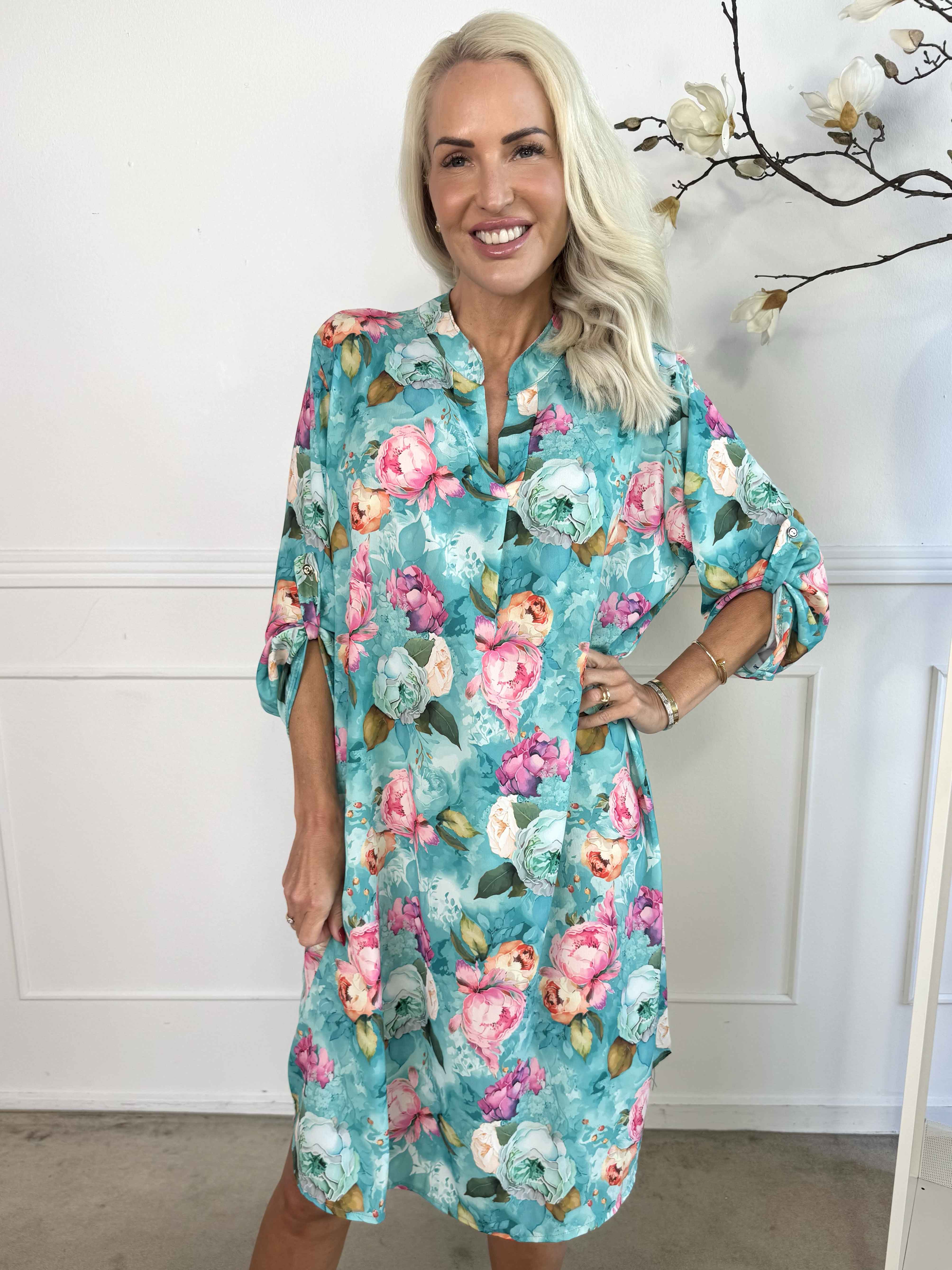 Vanesa Flower Dress - Klänning i lätt viskos med blommiga motiv